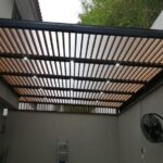 Techo de parrillas acabado madera policarbonato